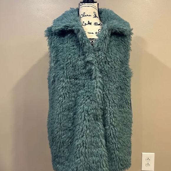 UGG Tammie Faux Fur Vest - Picture 2 of 7
